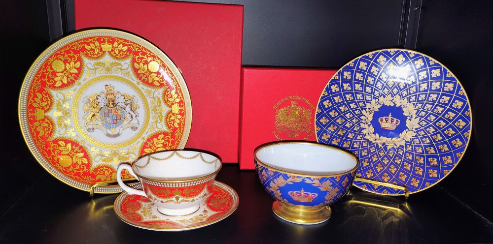 Das Geschirr aus dem ersten Skeet in einem Vitrinenfach gemeinsam aufgestellt.