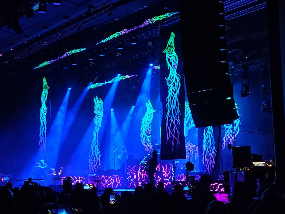 Die Bühne in Schwarzlicht und blauen Scheinwerfern