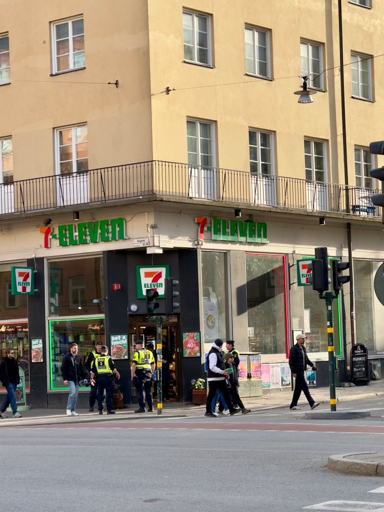 En grupp poliser står och hänger utanför 7-Eleven