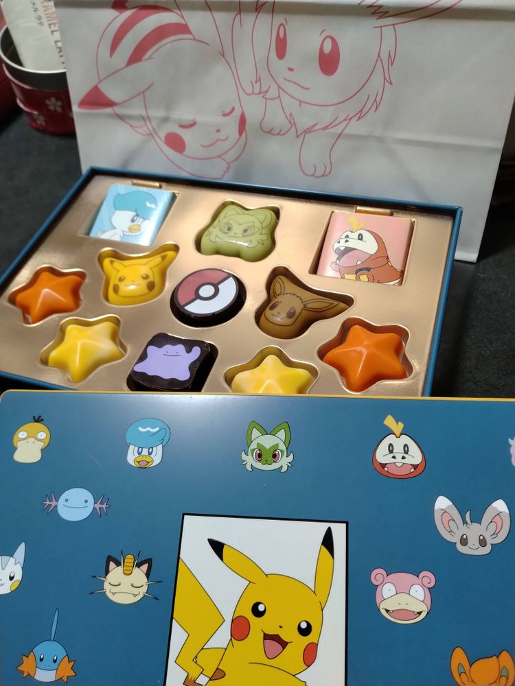 今年の友チョコ。ピカチュウ好きの私のために友人が選んでくれました。ポケモンの四角の缶です。