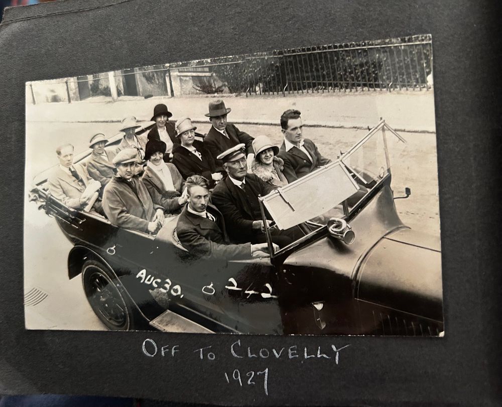 1927 photo of 12 passengers travelling in a car to Clovelly, Devon