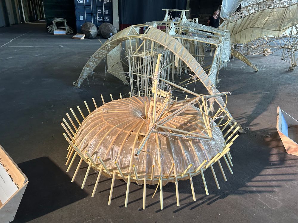 A circular strandbeest that looks like a closed up anemone
