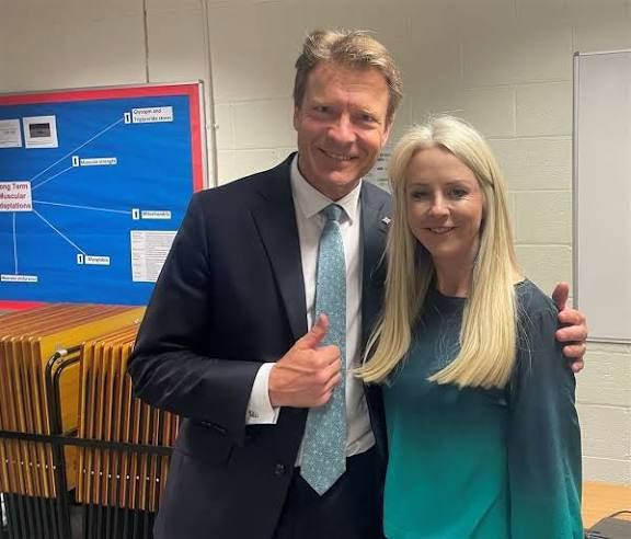 Richard Tice with his thumb up and one arm around partner Isabel Oakeshott. Two people who are representative of the worst people in Britain. 