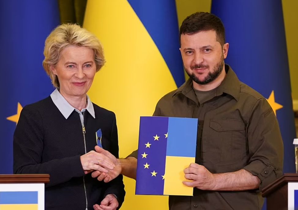 Ursula von der Leyen and Zelesnkyy meeting, shaking hands