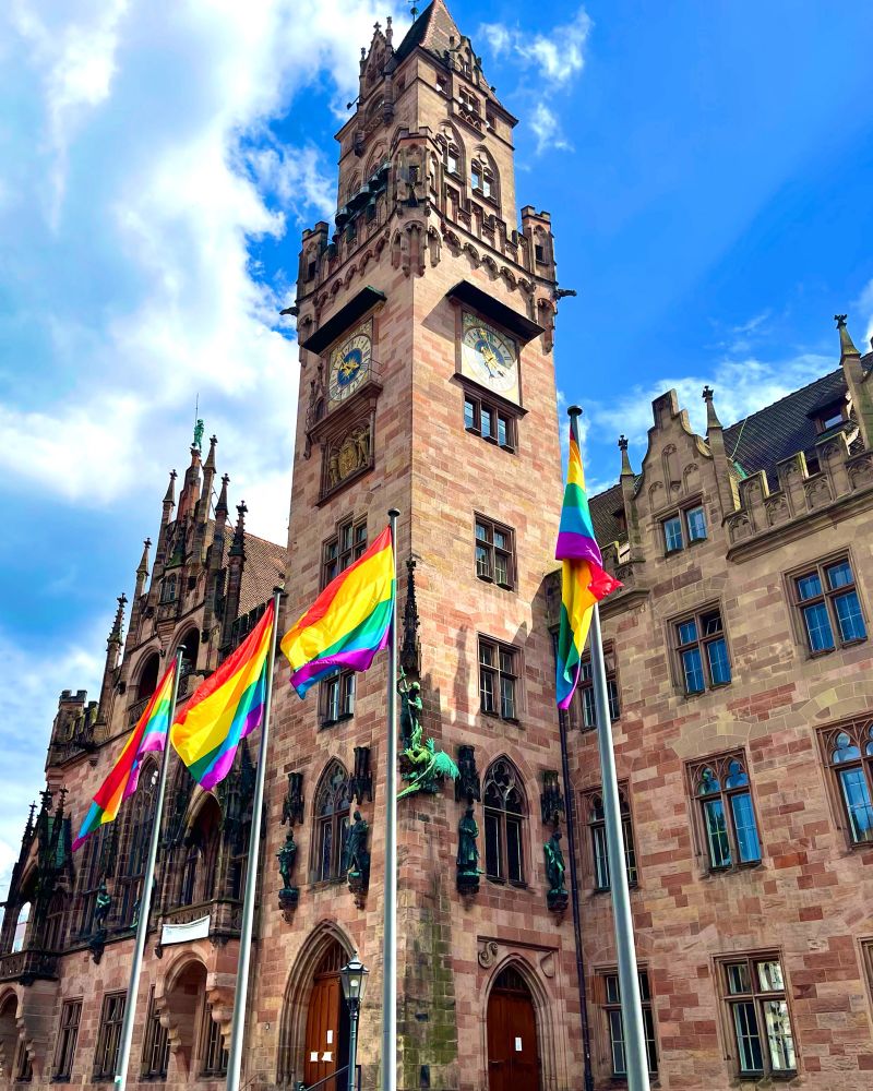 Das Saarbrücker Rathaus mit Regenbogen-Beflaggung