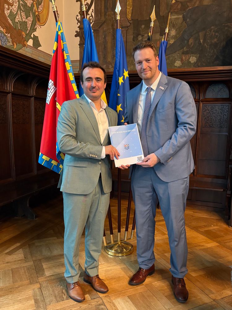 Tobias Raab und Baris Cakar nach der Einbürgerungsfeier im Festsaal