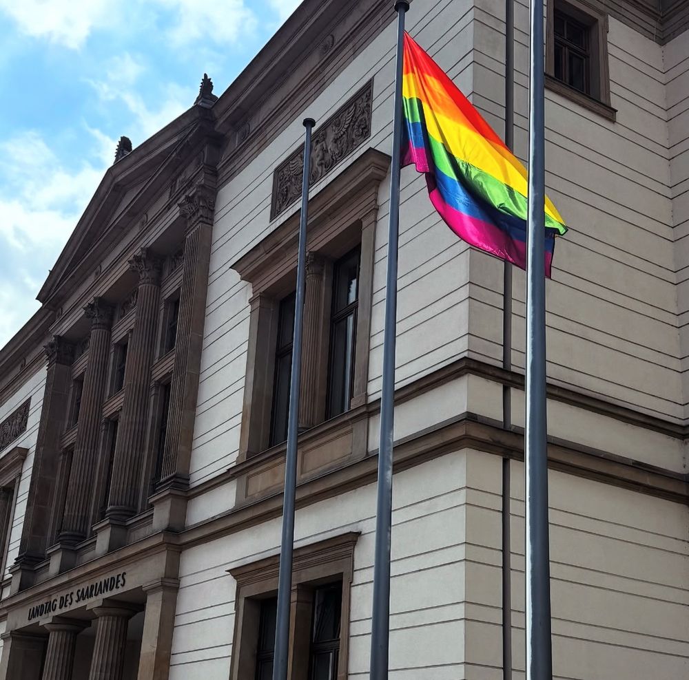 Foto des saarländischen Landtagsgebäudes mit einer Regenbogenflagge 🏳️‍🌈 