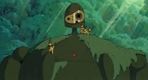 Oberkörper und Kopf eine mit Moos überwucherten Roboters, auf dem kleine Tiere herumklettern.