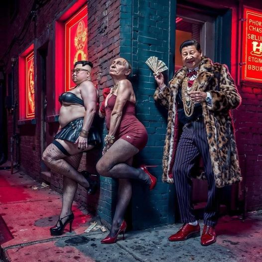 Szene Rotlichtviertel. Links steht der fette Nordkoreaner, im Leder-BH, Röckchen, Stilettos. Er lehnt mitxdem Rücken zur Wand, ein Bein ist angewinkelt.
Daneben Putler, gleiche Pose, in rotem Minikleid und roten Pumps.
Hinter der Ecke steht der chinesische Diktator, in gestreifter Anzughose, roten Halbschuhen, offenem Pelzmantel. Er grinst sehr breit und hält in seiner erhobenen rechten Hand ein grosses Bündel Geldscheine, aufgefächert.