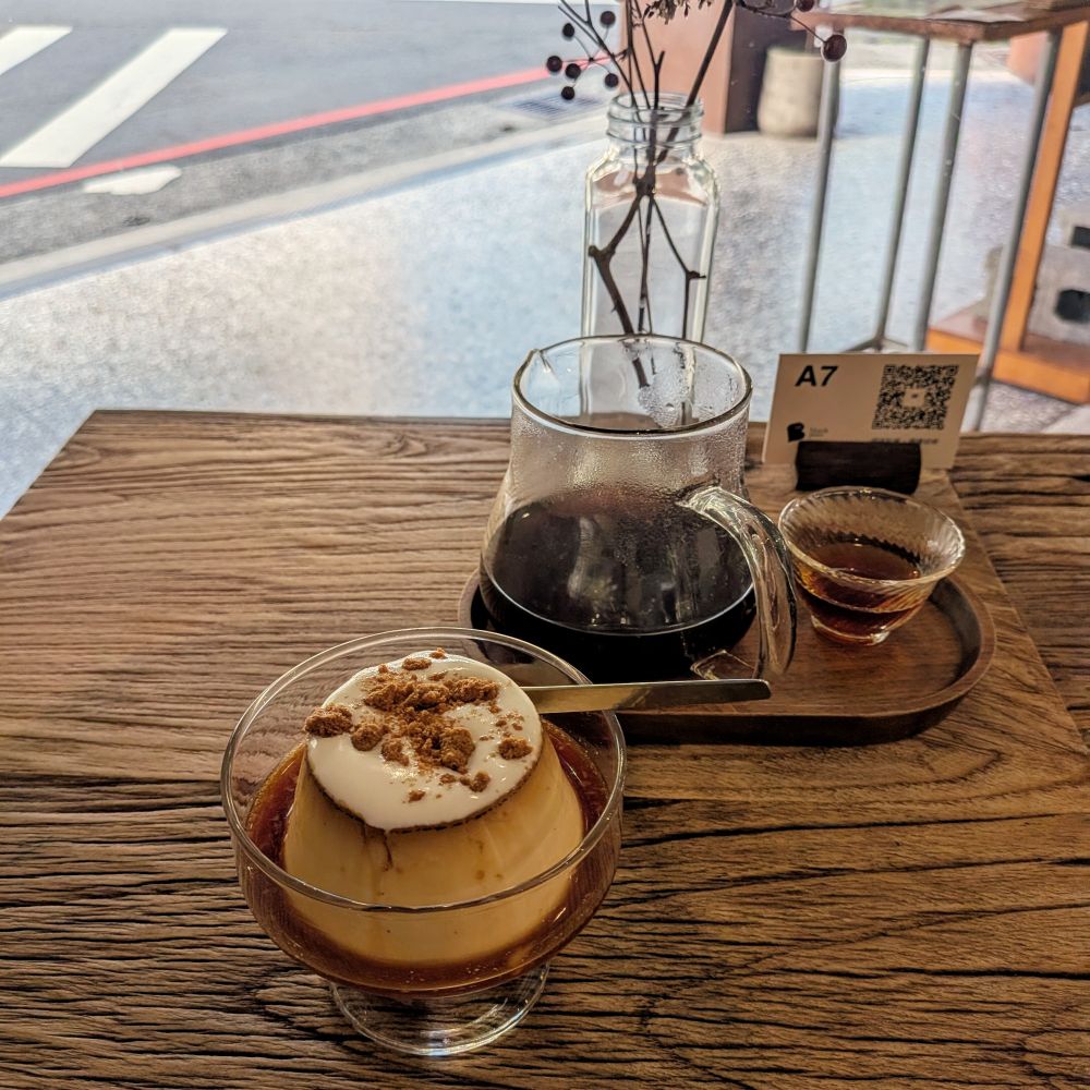 パフェグラスに固めのプリン、ハンドドリップコーヒーはサーバとお猪口サイズのグラスで。