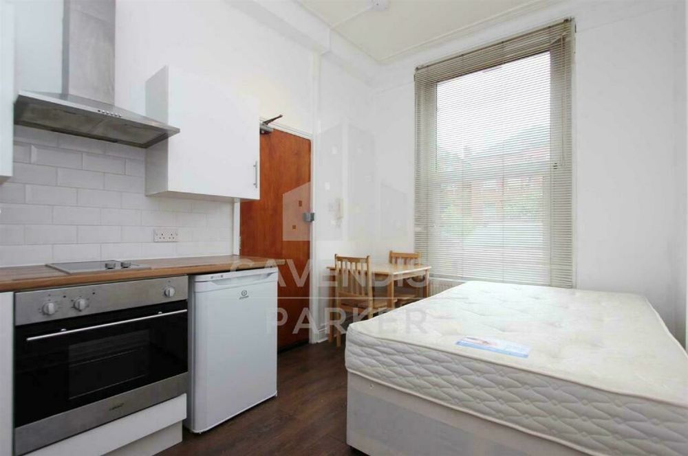 Un lit dans une cuisine mal équipée.