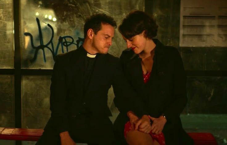 Une des scènes finales de la saison 2 de la série Fleabag, probablement une des plus belles et des plus terriblement tendres, où le Prêtre et Fleabag sont assis sous l'abri bus en se tenant la main avec la force du désespoir. Ils ont la tête penchée l'un vers l'autre sans se toucher et font tous les efforts du monde pour retenir le flot des émotions qui les traverse.