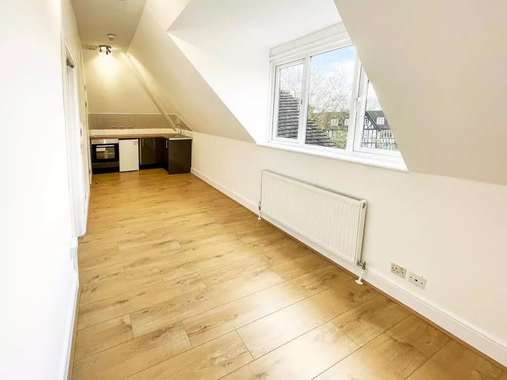 Le même couloir en se tournant : au fond se trouve une petite cuisine aménagée, toujours avec une surexposition au niveau de la lumière et une vue grand angle