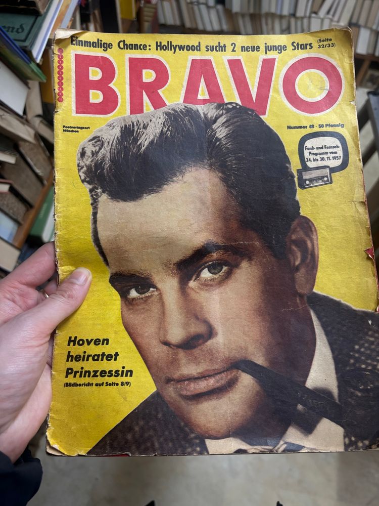 Bravo Heft mit jungem mann auf dem Titel der leide raucht. 

Schlagzeilen:

Einmalige Chance: Hollywood sucht 2 neue junge Stars


BRAVO
48 - 50 Pfennig
Funk- und Fernseh-Programm vom
24. bis 30. 11. 1957

Hoven heiratet
Prinzessin
(Bildbericht auf Seite 819)