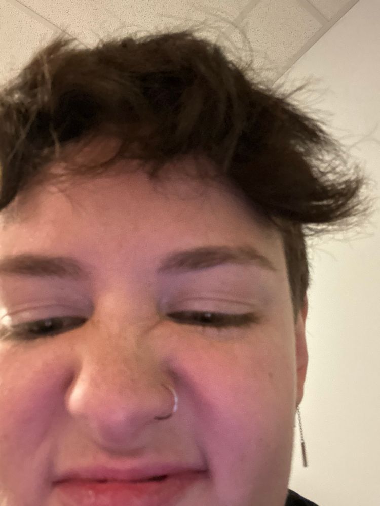 maddison’s girlfriend w messy hair and a funny face 