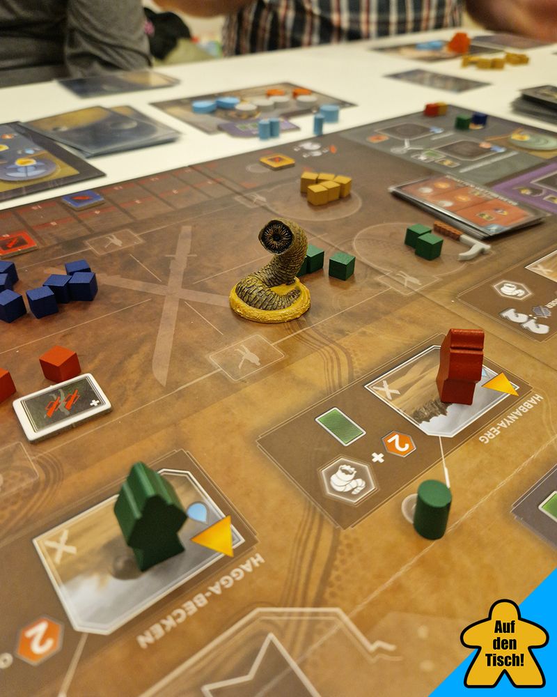 Blick auf das Spielbrett. Im Bereich des grünen Spielers ist ein Sandwurm in den Kampf geschickt worden.