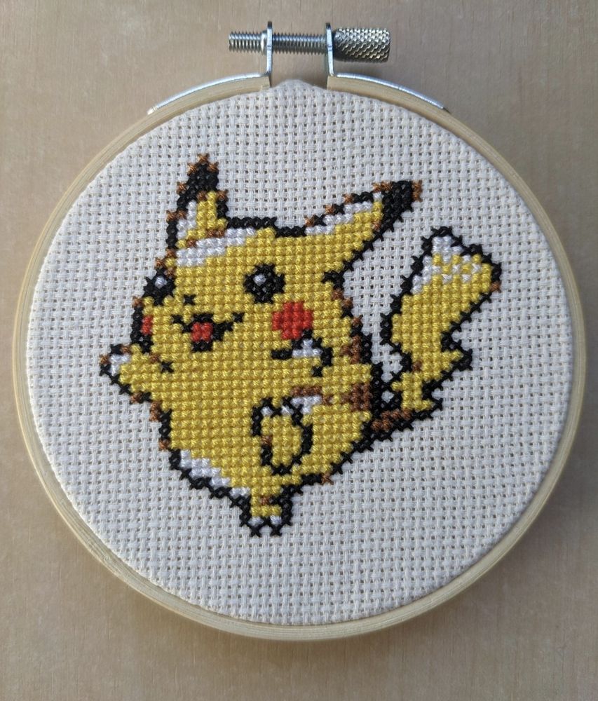 Pikachu a punto de cruz.