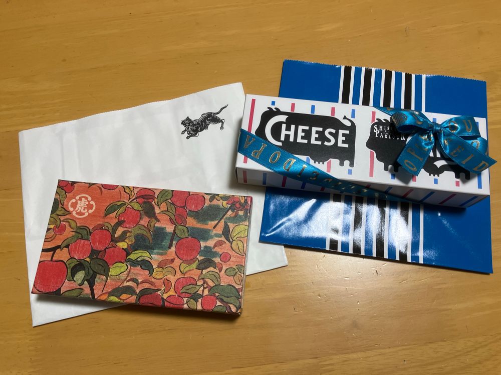 虎屋の羊羹と資生堂パーラーのチーズケーキ