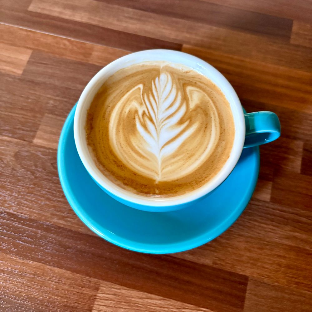 フリーポアラテアートの練習をしています