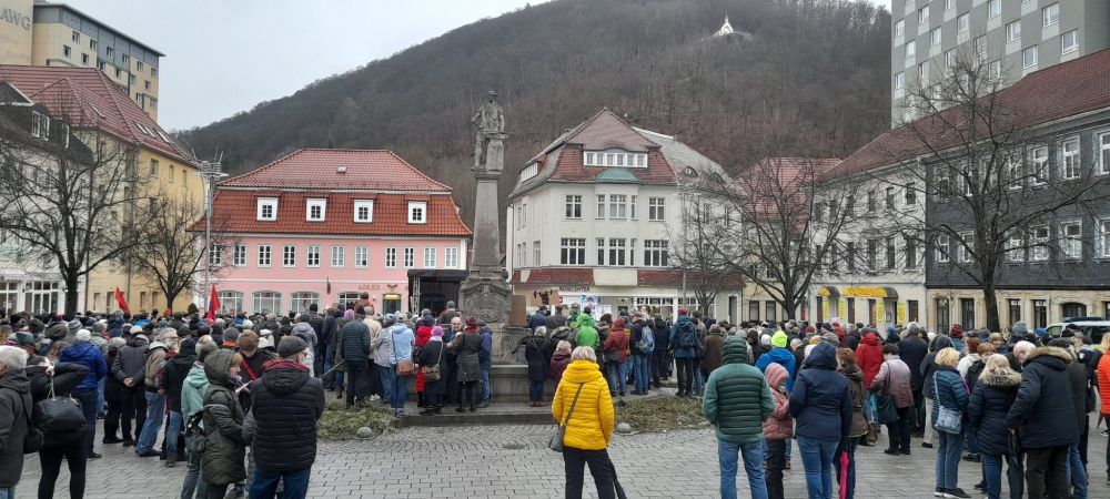 Ungefähr 350 Teilnehmer auf einer Demonstration gegen Rechtsextremismus in Suhl auf dem Marktplatz.