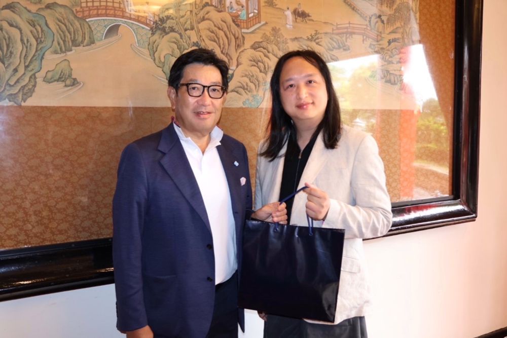 Audrey Tang (right), Taiwan's cyber ambassador and 1st digital minister, holds a gift presented by Keita Ishii (left), president, COO & CSO of Itochu Corporation, after a meeting in Taipei City.