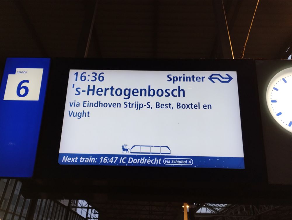 Een rendier voor de trein op het perronbord op kerstdag.