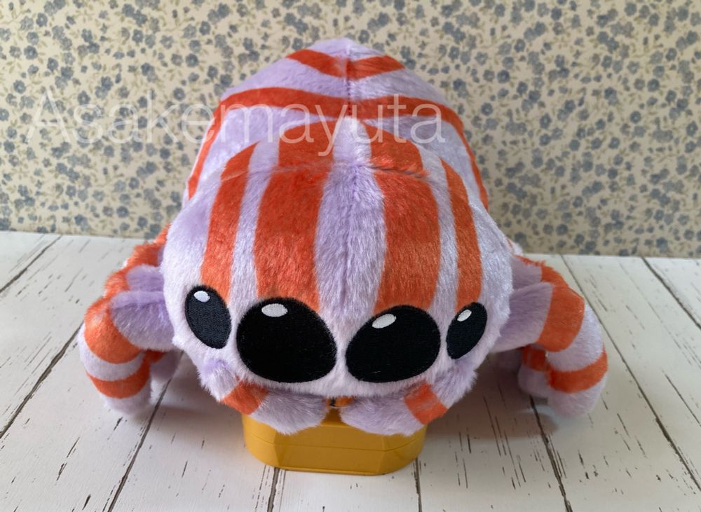 ゲーム、Webbedの主人公のピーコックスパイダーの女の子のぬいぐるみ