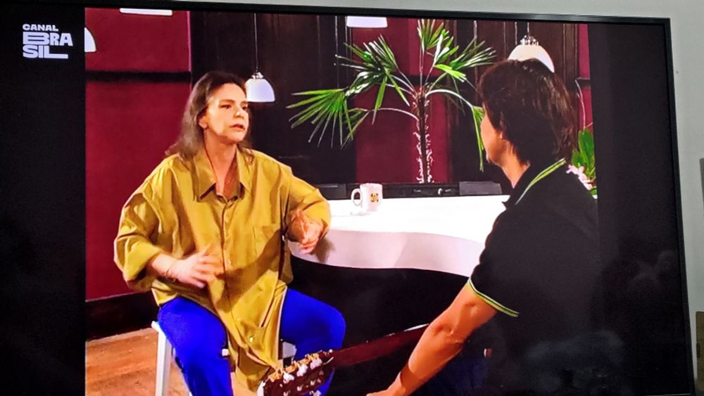 foto da TV onde está passando o programa Escândalo do Canal Brasil com a Angela Ro Ro e Lô Borges 