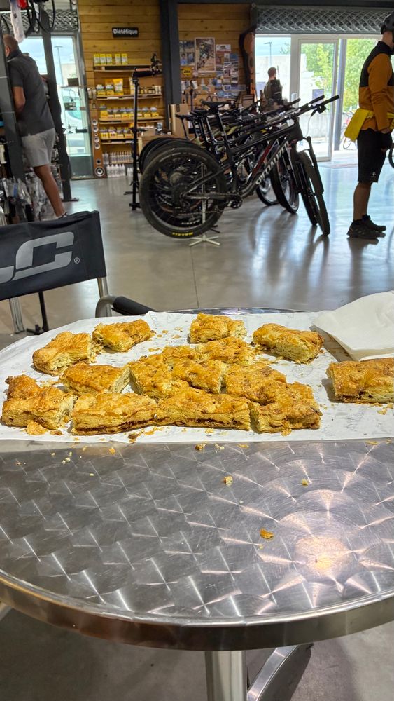 Le vendeur local de cycles est vachement plus friendly que la marque bleue ! 
Fougasse aux gratons tout fraîche du matin pour patienter pendant la prise en charge du vélo.