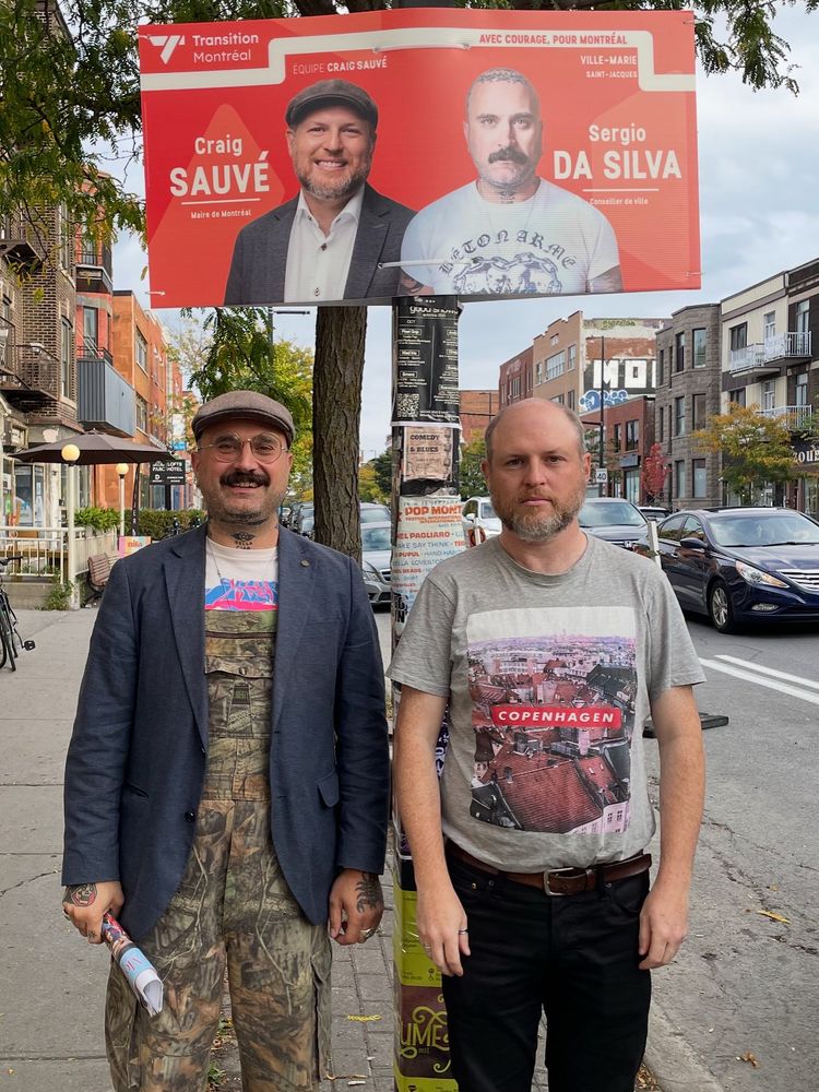 Deux messieurs qui sont extrêmement beaux.