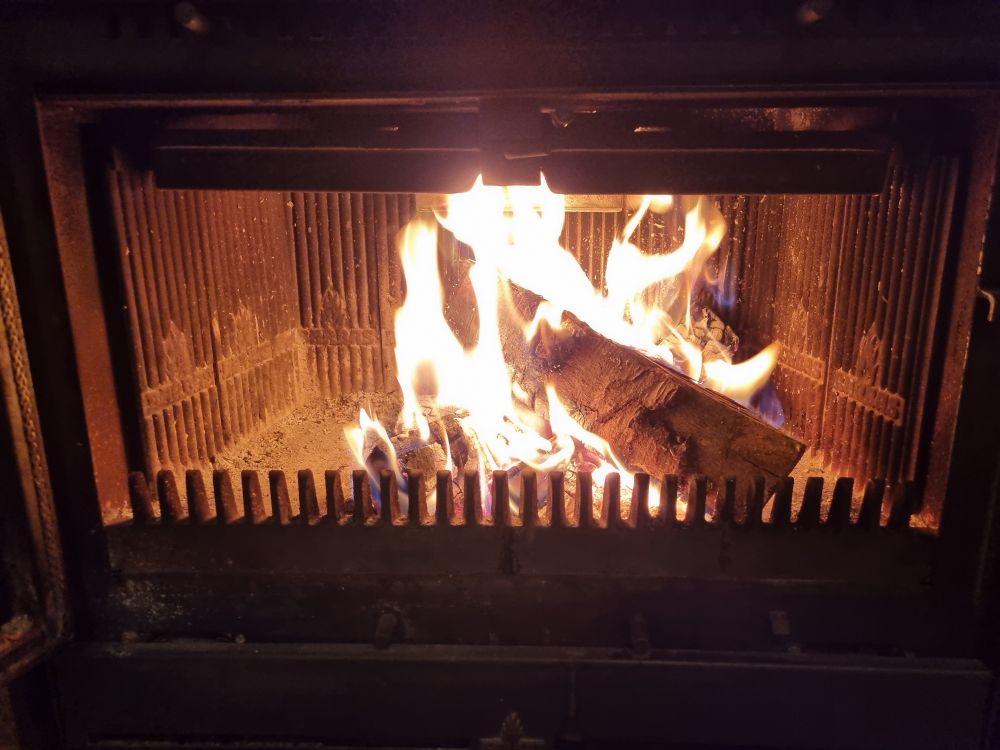 Le feu brûle chaudement 