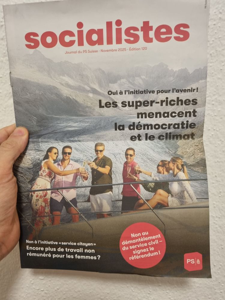 Couvertures avec écrit entre autre "les super riches menacent la démocratie et le climat"