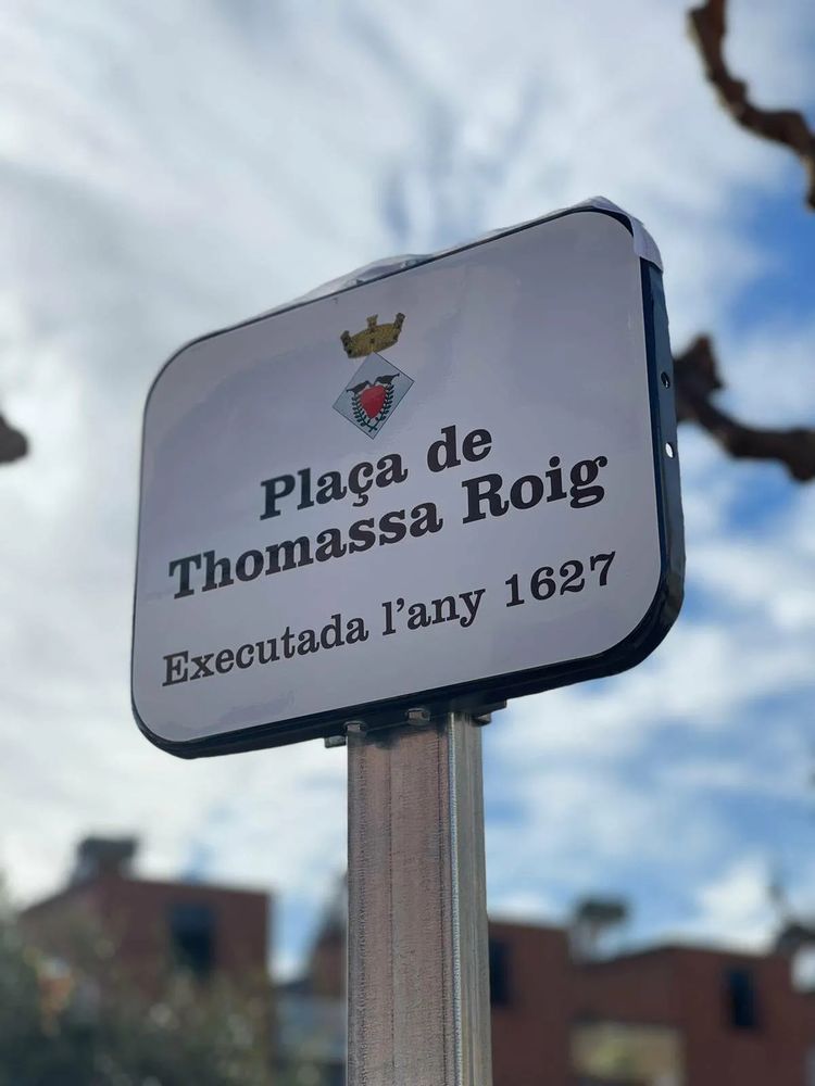 A sign marking Thomassa Roig Square, which also says her execution date of 1627.
