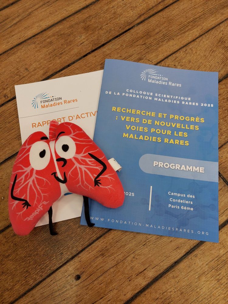 La mascotte RespiFIL est mise sur le rapport d'activité de la Fondation Maladies Rares ainsi que le programme du colloque scientifique du 15 mai 2025.