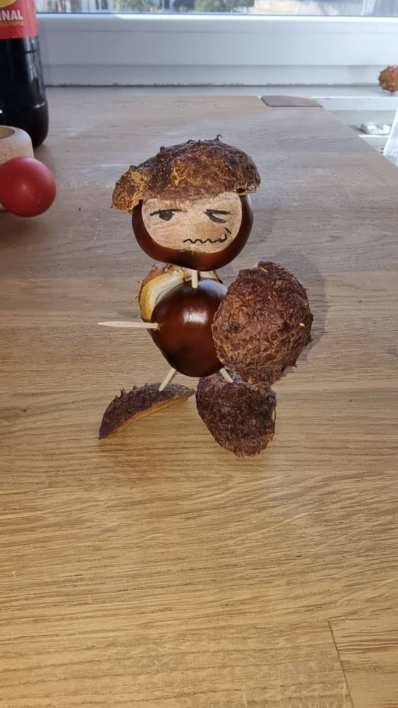 Kastanienmännchen mit einem Helm, einem Schild, sowie Schuhen und einem Rückenpanzer aus Kastanienschale