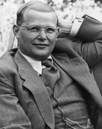 Mein Lieblingsbild von Bonhoeffer, das ihn als im Jahre 1939 zeigt. BTW: die im Post vorgenommene Charakterisierung Bonhoeffers als Theologe, Christ, Zeitgenosse stammt von E. Bethge, dem engsten Freund Bonhoeffers, dem wir maßgeblich die Übermittlung des Nachlasses und eine unerreichte 1000-seitige Biographie verdanken.