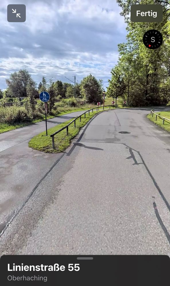 Linienstraße 55 in Oberhaching, ein Bild von einer Straße mit einem Gehweg daneben, welcher mit einem Verkehrszeichen „gemeinsamer geh- und Radweg“ zu einem Benutzungspflichtigen Radweg gemacht wurde 