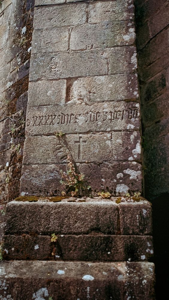 Inscripción en pedra na parte traseira da catedral de Tui