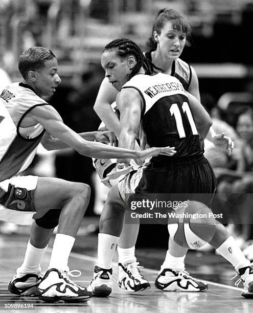 Penny going after the loose ball from Teresa Weatherspoon