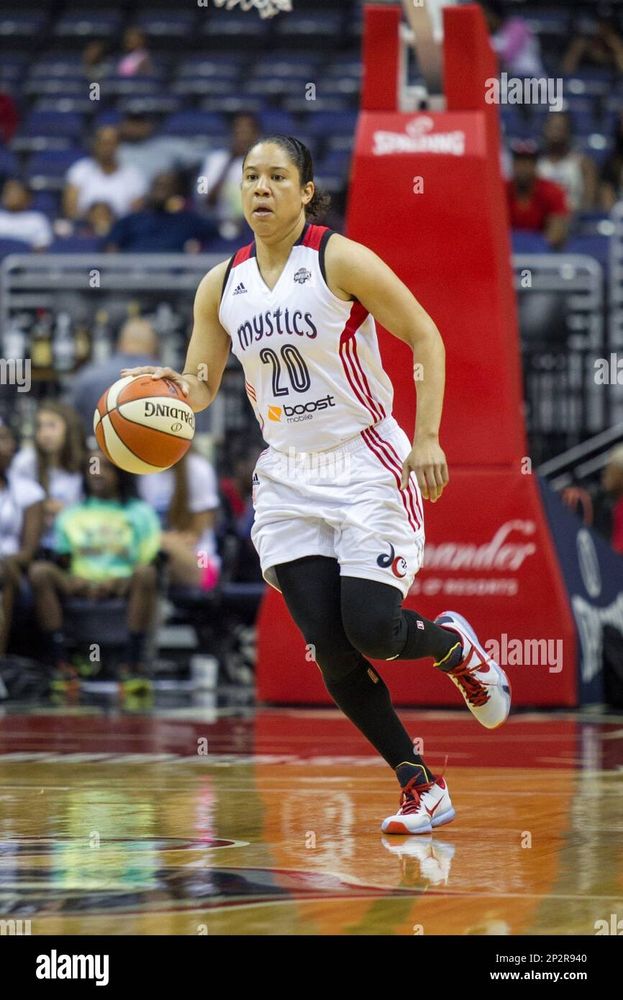 Kara Lawson bringing the ball up the court