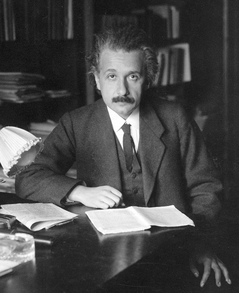 Albert Einstein, en 1920. Unknown photographer, Public domain, via Wikimedia Commons https://upload.wikimedia.org/wikipedia/commons/1/10/Albert_Einstein_photo_1920.jpg