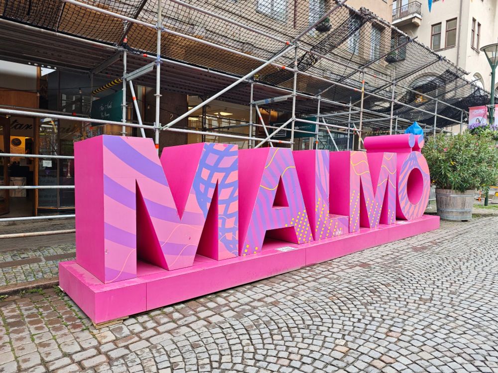 Schriftzug "MALMÖ" aus rosane Hokzkonstruktion