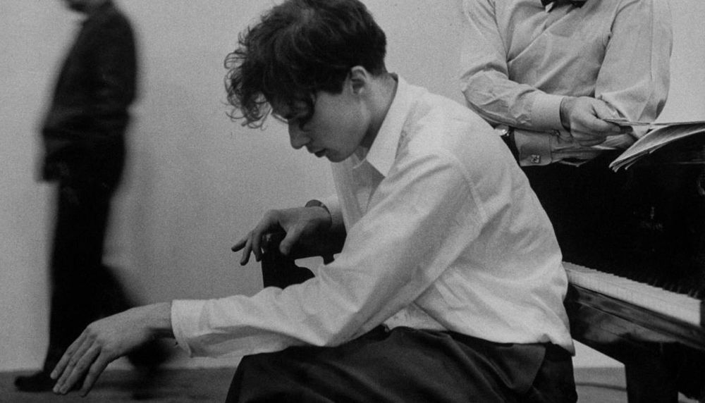 glenn gould with his back to the piano