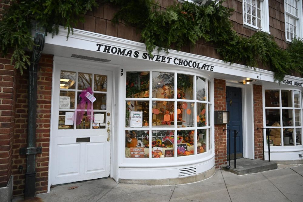 exterior of thomas sweet chocolate in palmer square