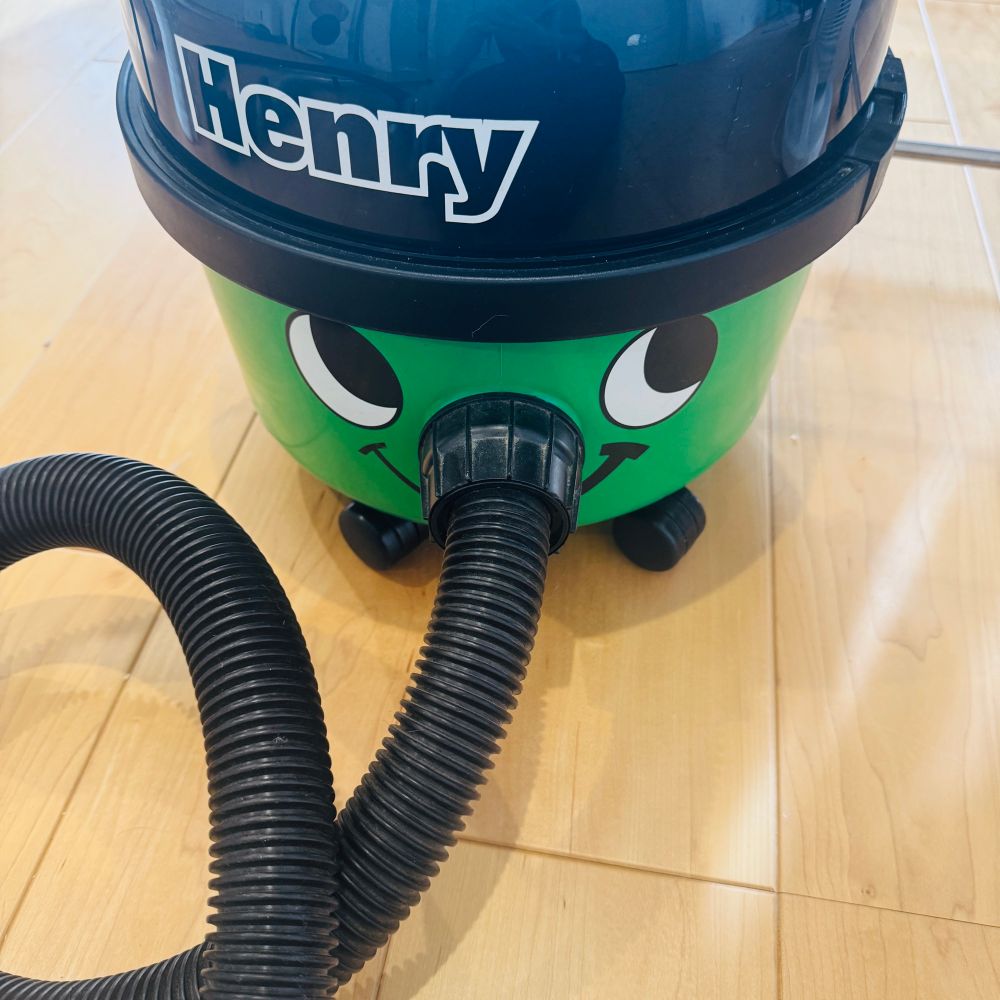 掃除機のヘンリー。緑色です。にっこりとしたスマイルが嬉しそうに見えます。