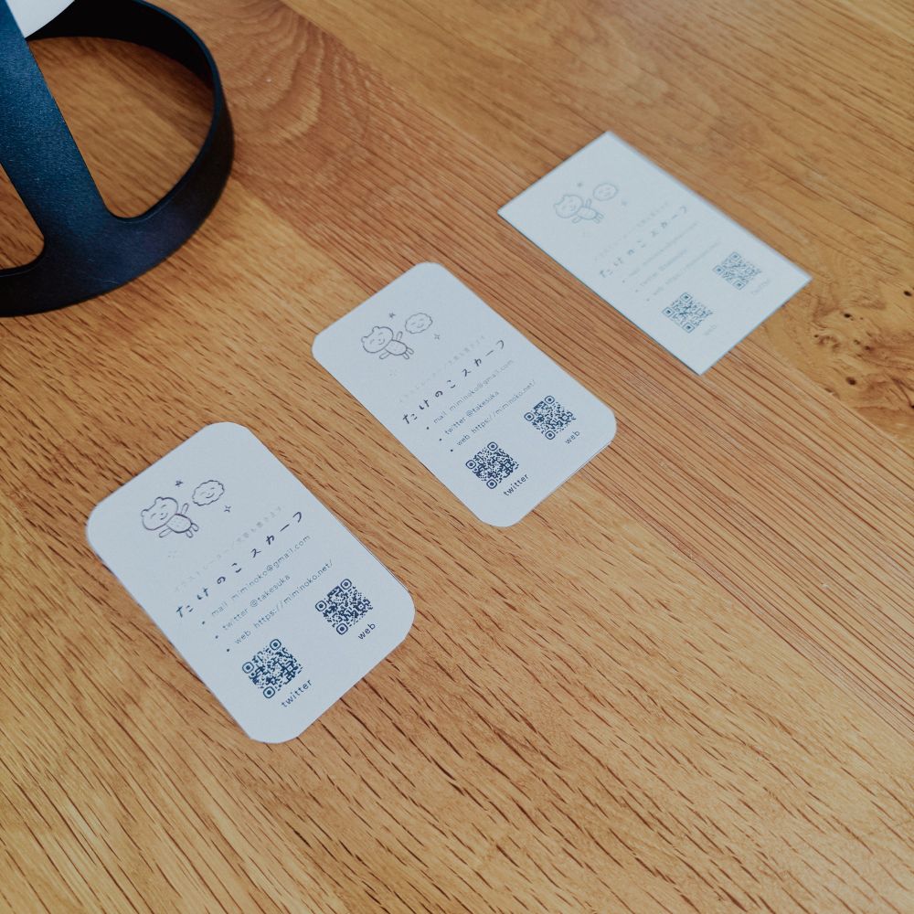 名刺の刷り出しの角丸サンプルを作ったもの、手前から10mm、8mm、Rなし。