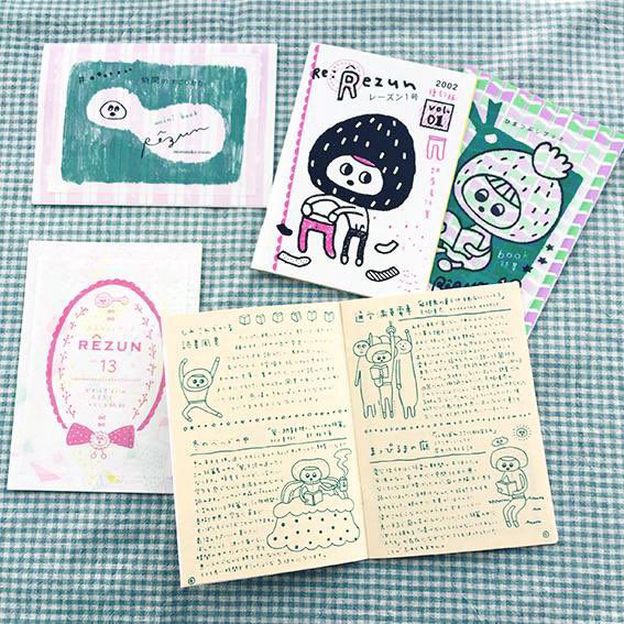 ひまつぶしブックレーズンというZINEが5冊並べてあるところ。中身は手書きのイラストエッセイ