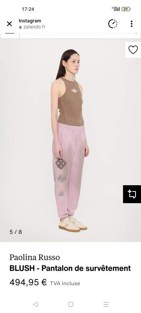 Capture d'écran site Zalando un mannequin porte un pantalon de jogging rose qui semble crasseux. Il coûte 495€. Les deux images suivantes sont des captures différentes du même produit.