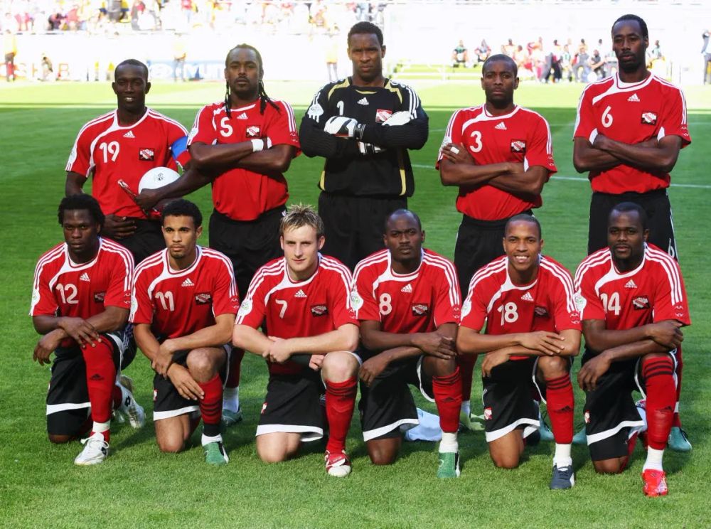 Seleção de Trinidad e Tobago posa com cinco em pé e seis ajoelhados antes de enfrentar a Suécia em 2006