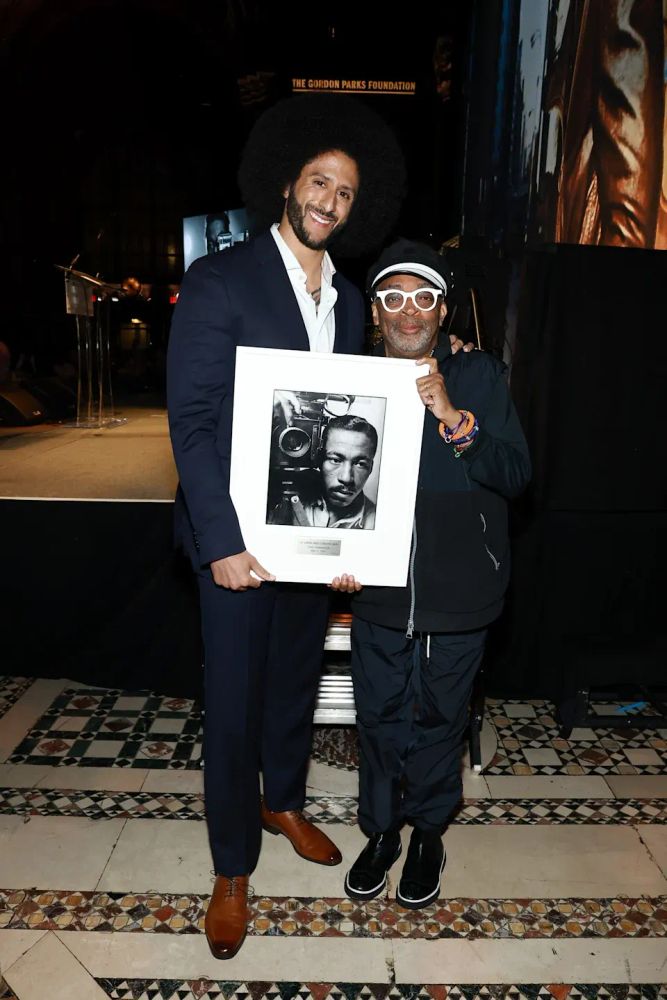 Colin Kaepernick e Spike Lee lado a lado segurando uma foto do cineasta negro Gordon Parks